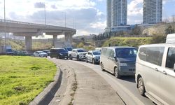 İstanbul- Başakşehir'de refüje çarpan hafriyat kamyonu karşı şeride devrildi