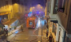 İstanbul -Beyoğlu'nda 2 kişinin dumandan etkilendiği yangındaki patlamalar kamerada