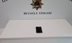 İstanbul- Beyoğlu'nda bankta uyuyan adamın cep telefonunu gasp eden şüpheli kamerada