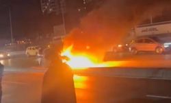 İstanbul - Esenyurt D-100 Karayolu'nda hafif ticari araç alev alev yandı