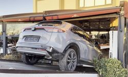 İstanbul - Esenyurt'ta müzisyen Cahit Berkay'ın kullandığı otomobil restorana girdi