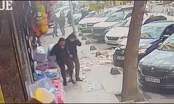İstanbul - Güngören'de binanın balkonundan parçalar koptu, yayalar son anda kurtuldu; olay kamerada