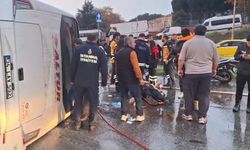 İstanbul - Maltepe D-100'de servis minibüsü devrildi: 3 yaralı - 2 / Ek görüntüyle