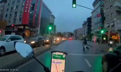 İstanbul - Maltepe'de kırmızı ışıkta caddeden karşıya geçen yayaya motosiklet çarptı