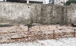 İstanbul - Maltepe'de şantiye duvarı otomobilin üzerine yıkıldı