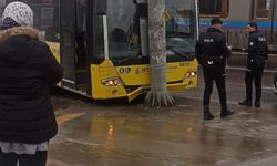 İstanbul- Sultangazi'de İETT otobüsü yola dökülen akaryakıt nedeniyle kayarak direğe çarptı / Ek görüntü 