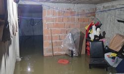 İstanbul - Sultangazi'de sokakta rögar tıkandı; 3 katlı binanın bodrum katını su bastı