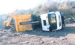 İstanbul - Üsküdar’da hafriyat kamyonu moloz dökümü sırasında devrildi; şoför yaralandı 