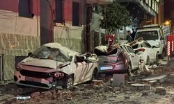 İstanbul - Zeytinburnu'nda 4 katlı binanın çatısından kopan parçalar park halindeki araçların üzerine düştü -1