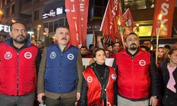 İzmir’de belediye işçileri eylemin ikinci gününde meşalelerle yürüdü