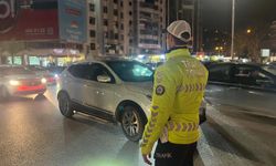 İzmirliler yeni yıl kutlamaları sürerken polis ekipleri denetimlerini sürdürdü