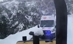 Kar nedeniyle kapanan yol, iş makinesiyle açılarak hastaneye ulaştırıldı