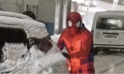 Karda mahsur kalan sürücünün yardımına 'Örümcek Adam' yetişti