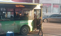 Kardan kayganlaşan yolda yürüyemeyen görme engelliyi markete polis götürdü