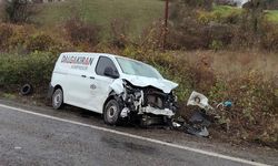 Karşı yöne geçen otomobil ile minibüsün çarpıştığı kaza kamerada