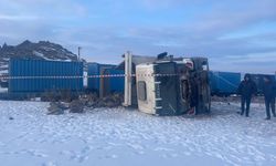 Kars'ta yük treni, kamyona çarptı: 1 ölü