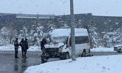 Kayseri'de işçi servis minibüsü, TIR'a çarptı: 11 yaralı