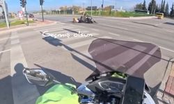 Kırmızı ışıkta duran motosiklete başka motosiklet çarptı; kaza kask kamerasında