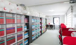 Kızılay'ın prefabrik kütüphanesinden, Kızılay Genel Başkanı Yılmaz'ın ders verdiği tıp fakültesine