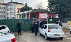 Kızına şantaj yapan kişiyi lise bahçesinde tabancayla rehin aldı