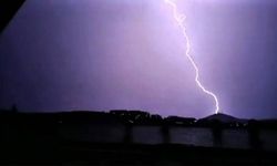 Kuşadası'nda geceyi şimşekler aydınlattı