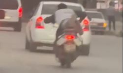 Motosikletle tehlikeli yolculuk kamerada; üzerine uzandı, ayağa kalktı