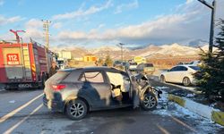 Öğrenci servis minibüsü ile otomobil çarpıştı: 9 yaralı