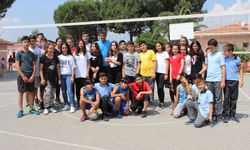 Öğrencilerine olan sevgisiyle bilinen Mücahit öğretmen, şarkılarla anılıyor