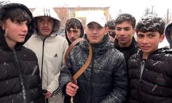 Okul bahçesine giren kurt köpeği öğrencilere saldırdı; 3 yaralı