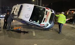 Otomobil ile çarpışan ambulans devrildi; 3 sağlık personeli yaralı