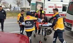 Otomobil park halindeki TIR'a çarptı: 2'si çocuk, 3 yaralı