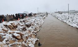 Otomobil sulama kanalına düştü; baba ve 3 çocuğu aranıyor (2)