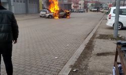 Otomobilin alev alev yandığı anlar kamerada