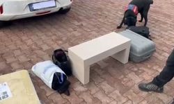 Otomobilin bagajındaki sehpanın içerisine gizlenmiş 4,7 kilo esrar ele geçirildi