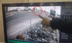 Otomobilin refüjdeki ağaç ve direğe çarptığı kaza kamerada