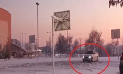 Otomobiliyle, üniversitenin basketbol sahasında kar üzerinde drift attı