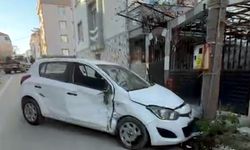 Otomobille çarpışan motosikletin sürücüsü öldü; kaza anı kamerada