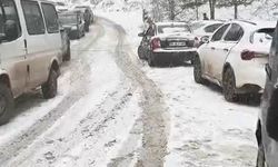 Oylat Kaplıcaları yolu kar nedeniyle kapandı, araçlar mahsur kaldı