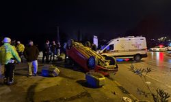 Polisten kaçan otomobilin sürücüsü, refüje çarptı; 3 yaralı