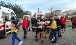 Refüjü aşıp karşı yöne geçen TIR, minibüse çarptı; 1'i çocuk, 5 yaralı