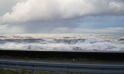 Rize'de fırtına; dalgalar sahil yoluna ulaştı