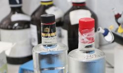 'Sahte içkiyi ayırt etmek için sanal medyada yapılan mavi ışık deneylerine kanmayın'