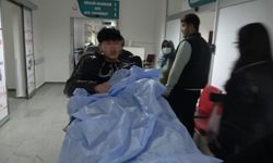 Şakalaşırken okul arkadaşını bıçakla yaraladı 