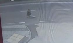 Servis minibüsünün kadına çarpıp, sürüklediği kaza kamerada