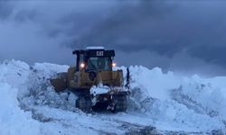 Şırnak’ta köy yollarında karla mücadele çalışması sürüyor