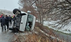 Sivas'ta öğrenci servisi devrildi: 15 yaralı