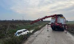 Tarım işçilerini taşıyan minibüs, sulama kanalına devrildi; 18 yaralı