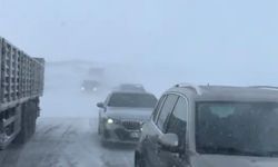 Tendürek Geçidi'nde ulaşım durma noktasına geldi