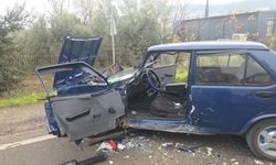 Ters yöne giren otomobille kamyonet çarpıştı; araçta sıkışan sürücüyü ekipler kurtardı