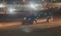 Trafik tartışmasında hafif ticari aracına sopayla saldırılan sürücüsü, 3 araca çarptı; o anlar kamerada